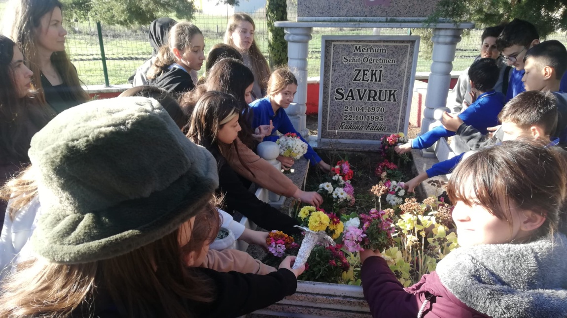 Öğrencileri 24 Kasım Öğretmenler gününde Zeki Savruk'u Unutmadı